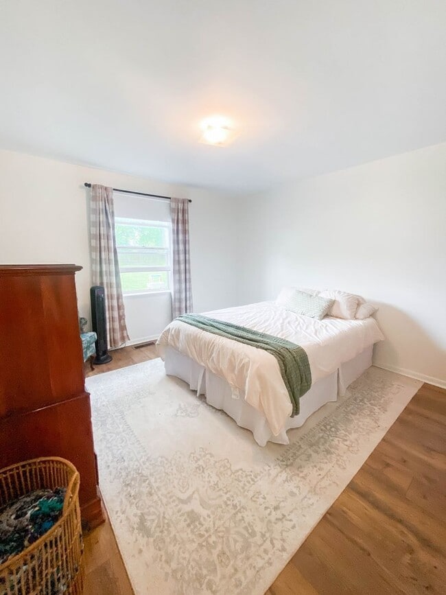 Building Photo - Beautiful 3 bedroom 2 bathroom brick home ...