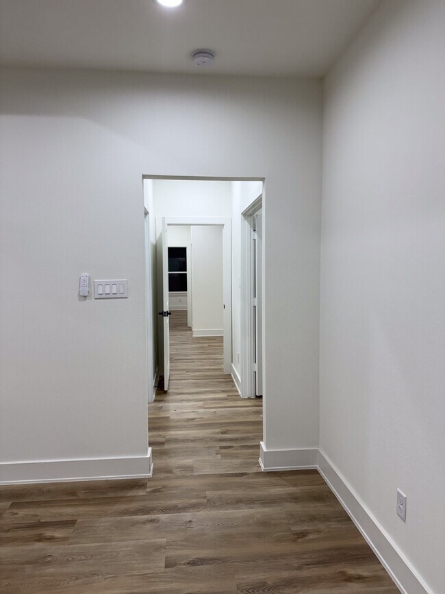 Building Photo - 9005 Comal St