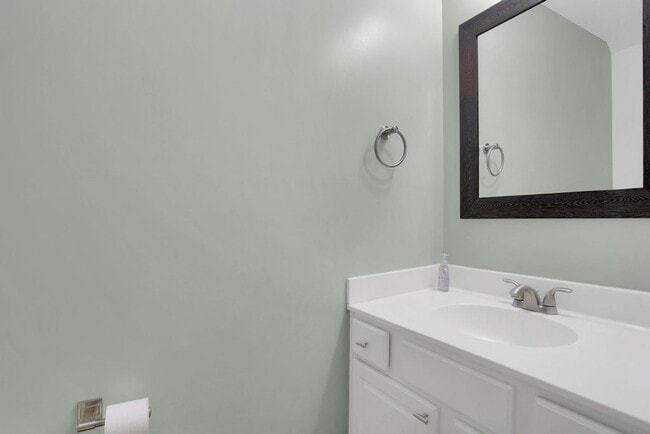 Building Photo - 3 bedroom 2 1/2 bath with loft