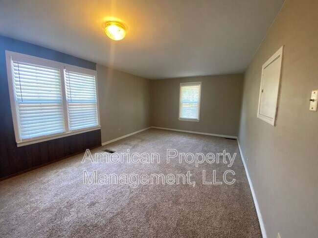 Building Photo - 714 S Marion Ave