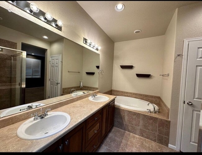 Building Photo - 10585 Parkington Ln