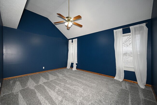 Building Photo - 4 Bedroom,2.5 Bath with 2-car garage Platt...