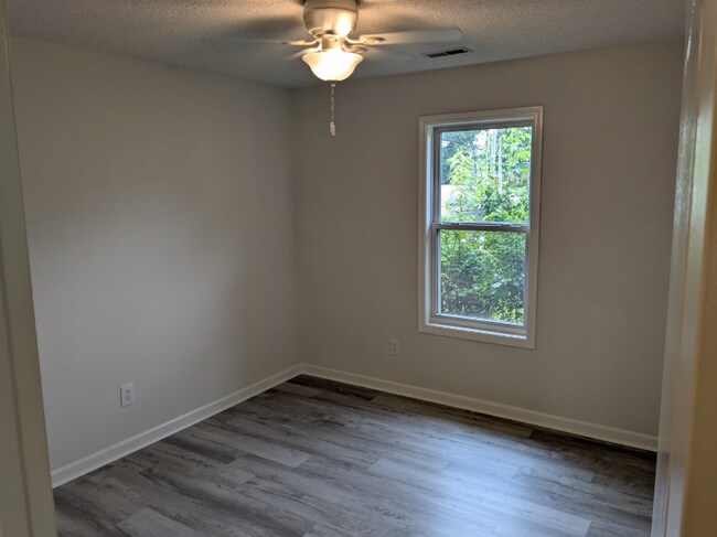 Building Photo - 102 Populus Dr