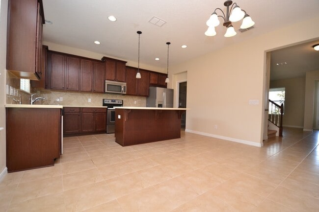 Building Photo - Gorgeous Lake View 3 BR 2.5 bath Luxury To...
