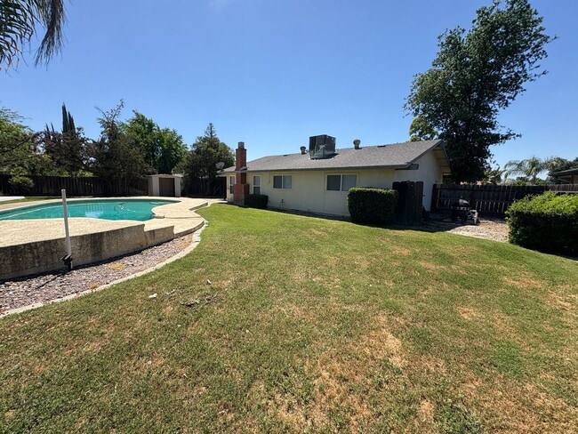 Building Photo - Cozy Home on Spacious Lot with Pool Available Now!