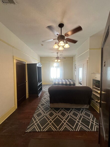 Building Photo - 517 Sullivan St