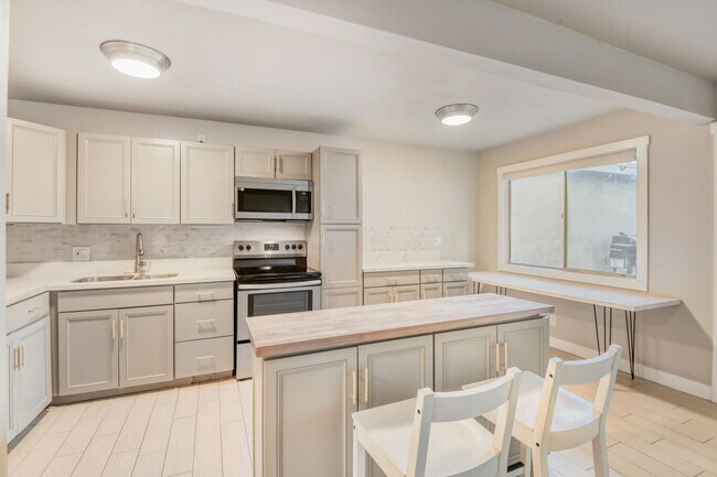 Building Photo - MOVE IN SPECIAL - FIRST MONTH'S RENT IS FREE - Upgraded 1 Bedroom Condo Near Freeway with Communi...