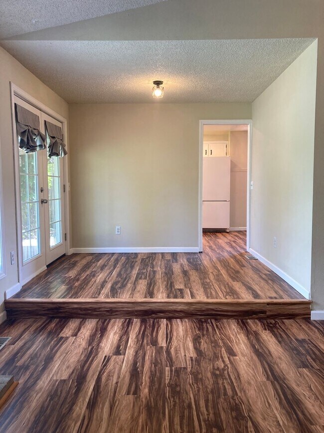 Building Photo - Single Level Ranch Home in Newberg