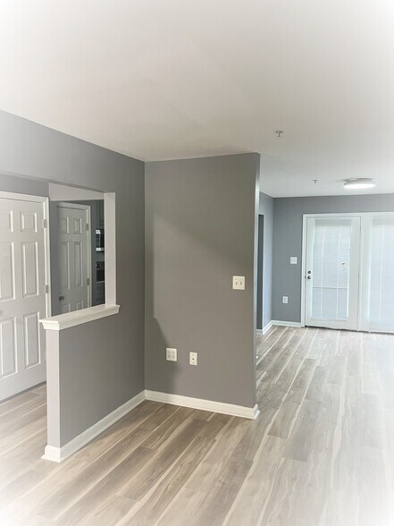 Building Photo - 913 Blakney Ln SE