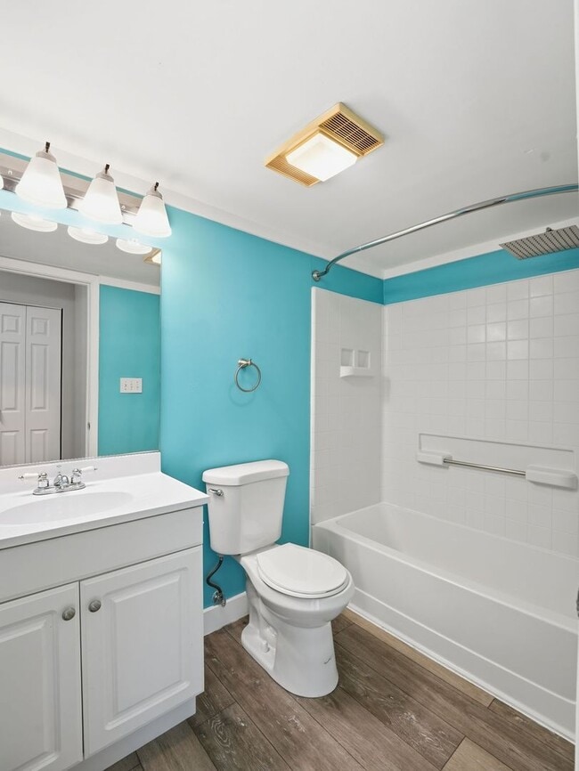 Building Photo - Perfectly situated in the highly sought-after Ponds of Centreville community!