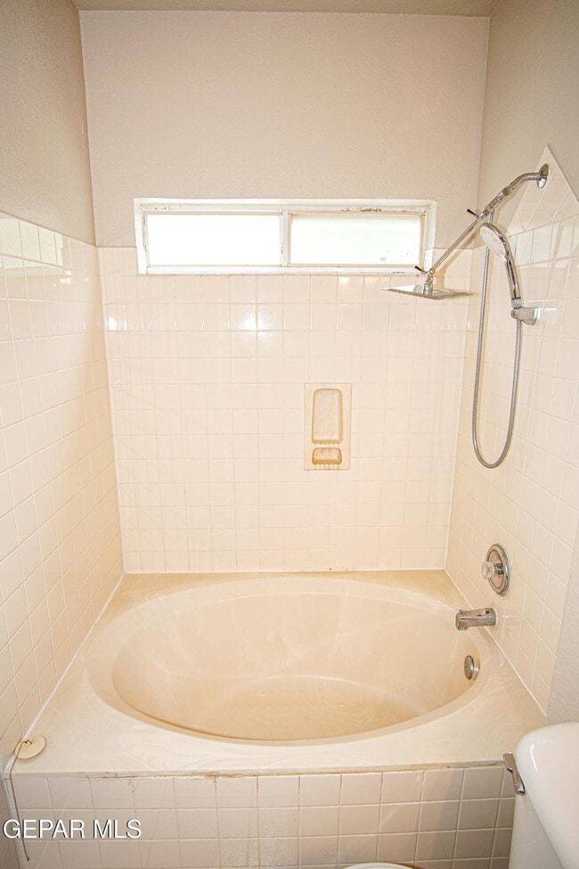 Building Photo - 13944 Roslyn Dr