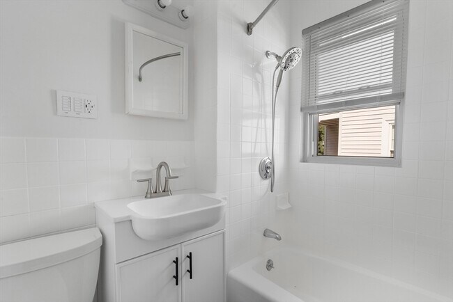 Building Photo - 36 Turner St