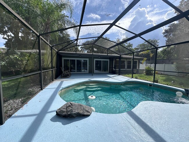 Building Photo - double lake front 4/2 house with swimming pool