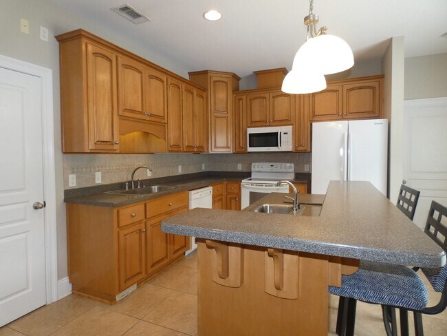 Building Photo - Marvelous Executive Pool Home in Hammersmith