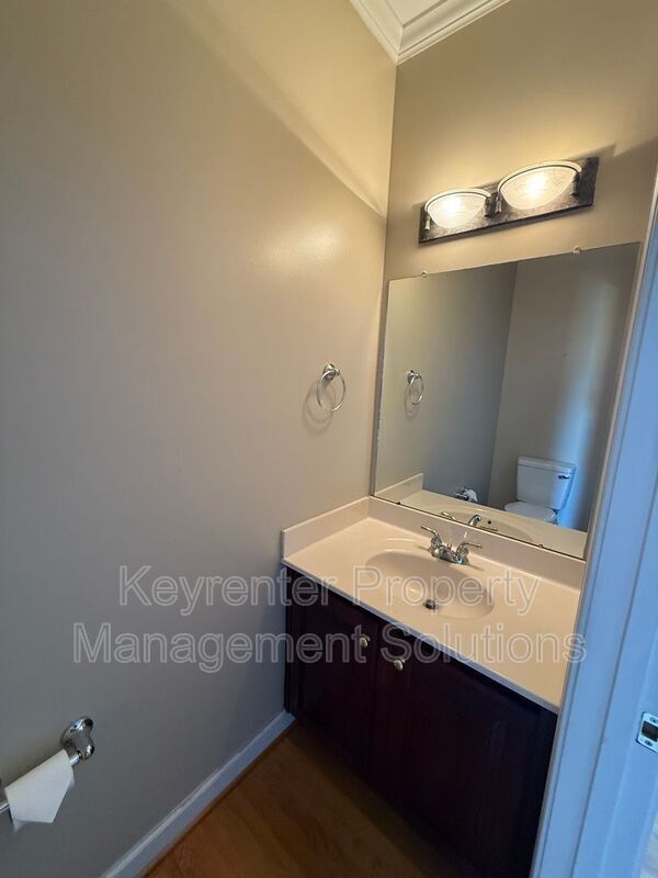 Building Photo - 104 Buckingham Pl