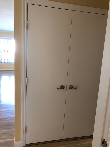 Building Photo - 1334 E 1st St