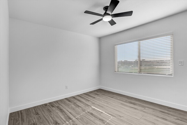 Building Photo - 2040 E 5th St