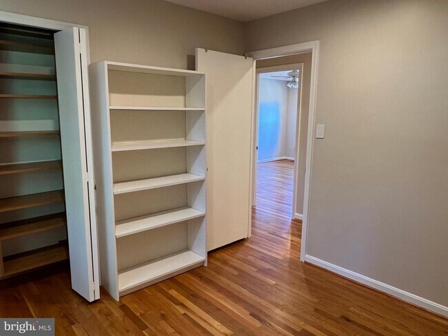 Building Photo - 9502 Tregaron Pl