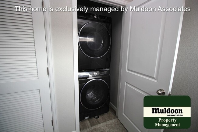 Building Photo - Beautiful end unit townhome