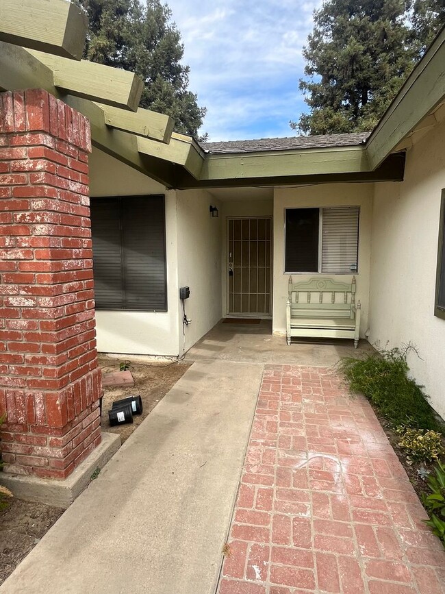 Building Photo - Charming home for rent in Tulare! Availabl...