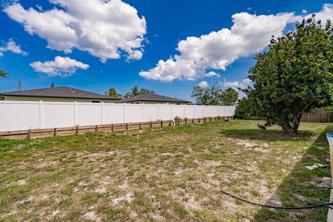 Building Photo - 160 Marie Dr