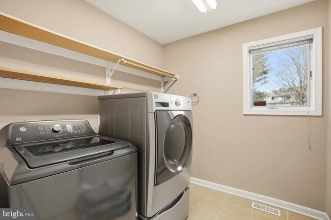 Building Photo - 6614 Corina Ct