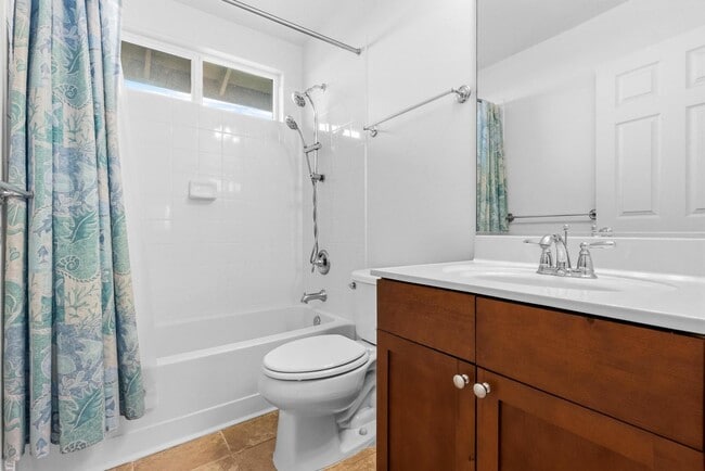 Building Photo - 4 bedroom, 2.5 bath with sweeping coastline views!