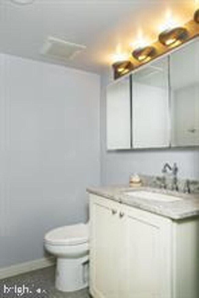 Building Photo - Bi-Level Penthouse with 3 Balconies & Delaware River Views | 3 Bed, 3 Bath | Society Hill