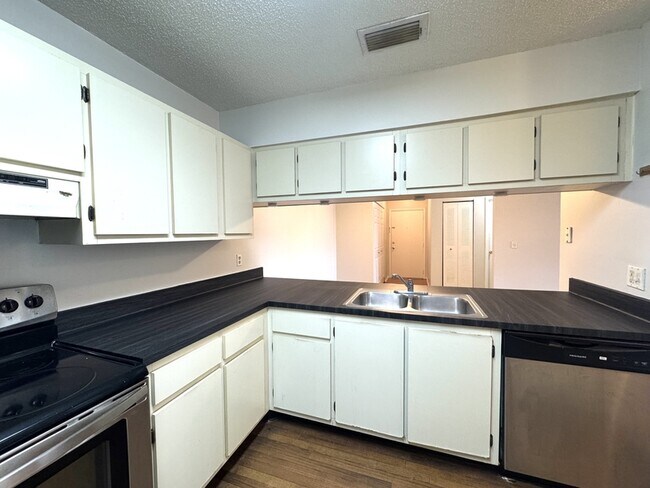 Building Photo - 652 Kenwick Cir