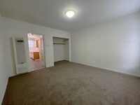 Building Photo - Charming, Studio Freshly Painted, move in ...