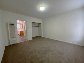 Building Photo - Charming, Studio Freshly Painted, move in ...