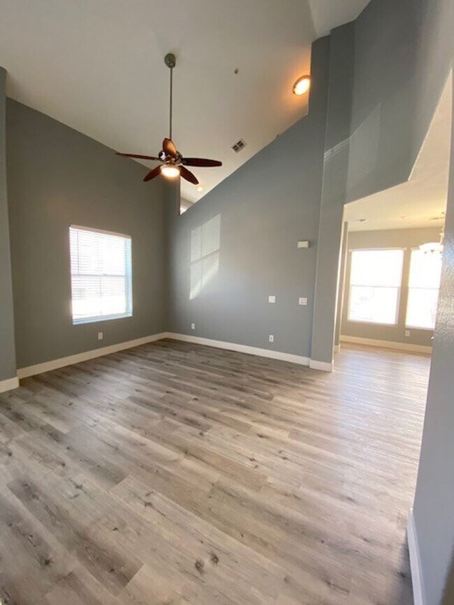 Building Photo - Gorgeous 3 level townhouse with a garage