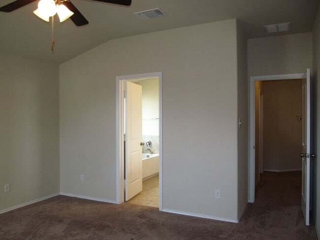 Building Photo - 3 BEDROOM NEAR STILLHOUSE HOLLOW LAKE