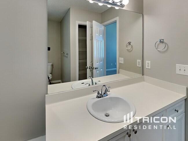 Building Photo - 5922 Graywood Cir SE