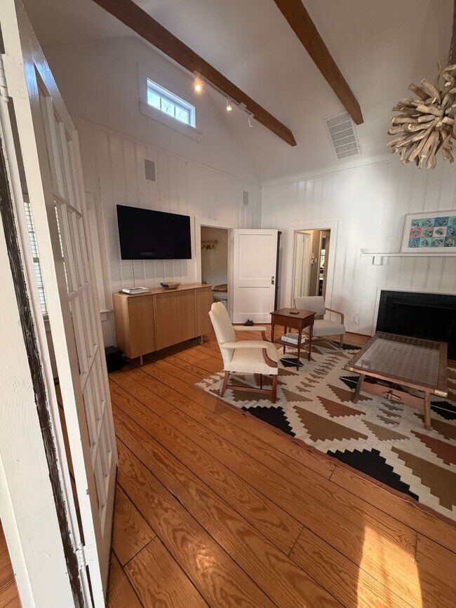 Building Photo - 3BR Beach House on 44th Street