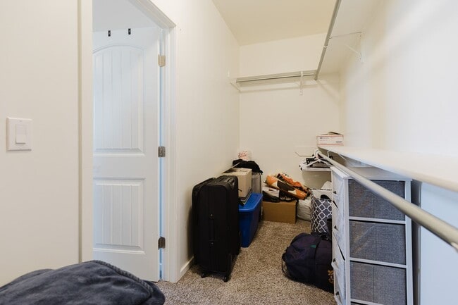 Building Photo - Meticulously Clean 3 bedroom 2 bathroom Home