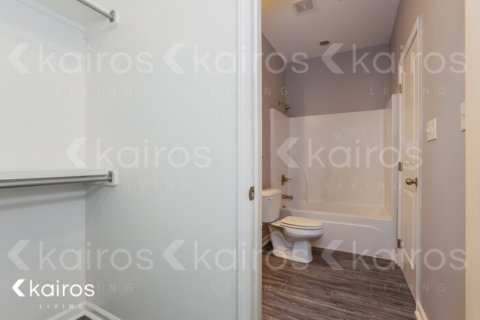 Building Photo - 1918 Perry St