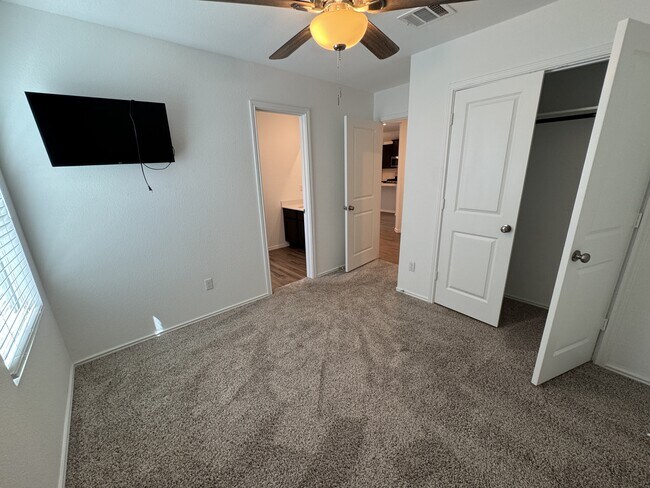Building Photo - 237 Escondido Cir
