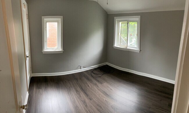 Building Photo - Cozy, Two Bed Available NOW!