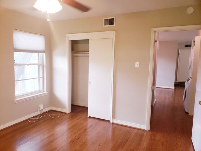 Building Photo - 2-Bedroom Duplex in Lakewood!