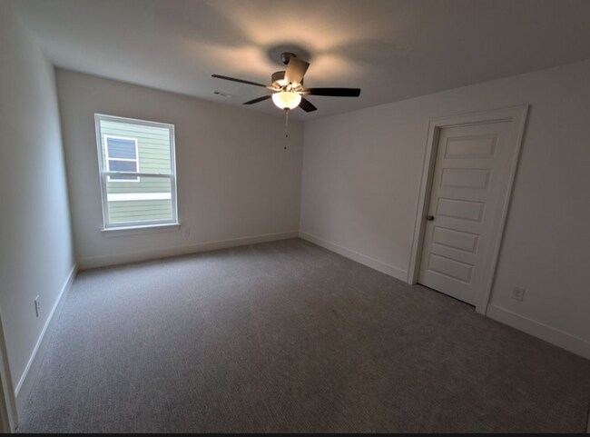 Building Photo - 5025 Greentree Dr