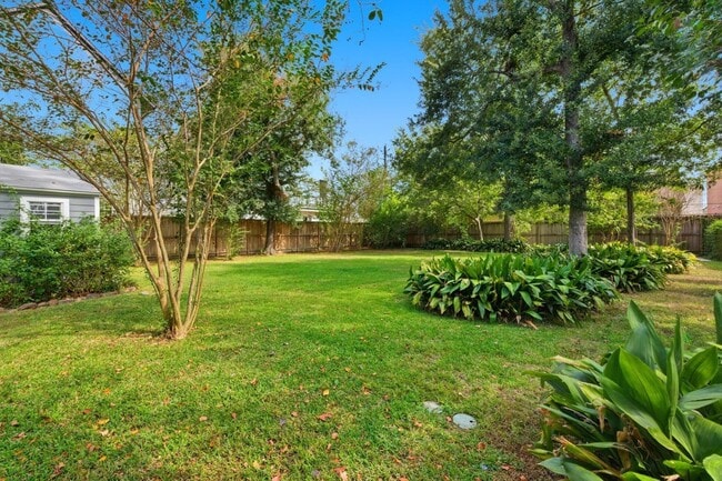 Building Photo - 1320 Woodvine Dr
