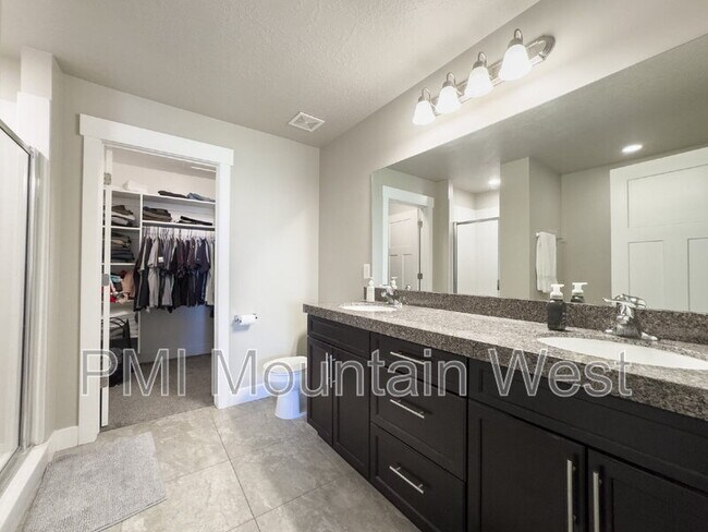 Building Photo - 12702 Stone Heights Dr