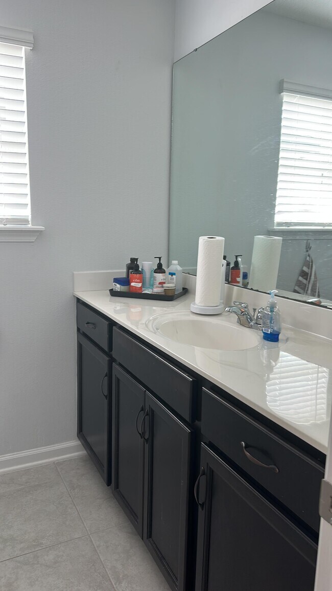 Building Photo - 226 Golden Fern Dr