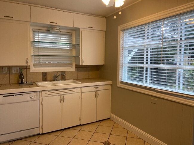Building Photo - Wonderful Cottage 3 Blocks from Beaverton HS and downtown Beaverton