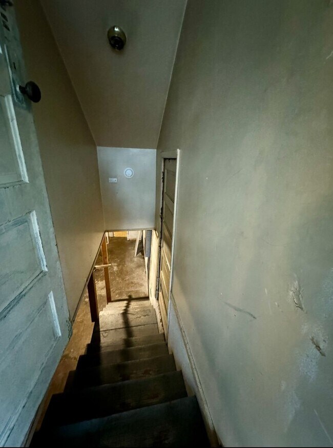 Building Photo - Vintage Living In Montavilla~ Front Porch~ Unfinished Basement~ Large Fully Fenced Yard