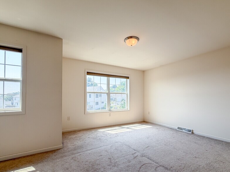 Building Photo - 271 Wildflower Dr