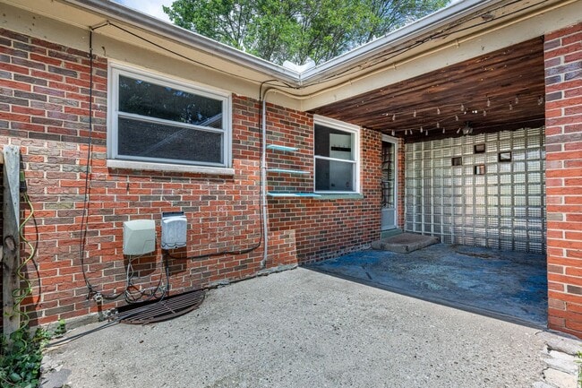 Building Photo - Beautiful Duplex