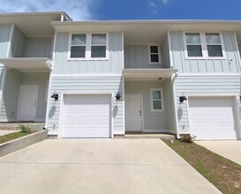 Building Photo - Nature Creek 3BD Townhome w/ Garage, Pool ...