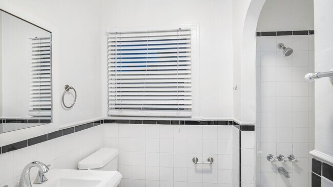 Building Photo - Spacious 3Bed/2Bath with Private Balcony A...